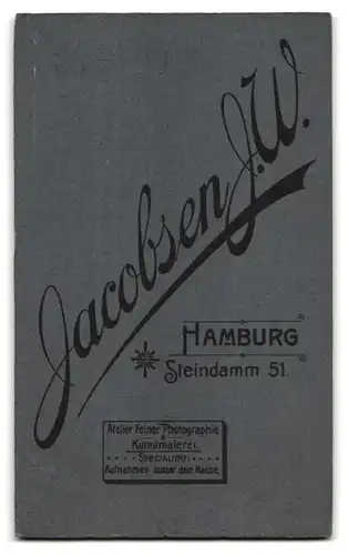 Fotografie Jacobsen J. W., Hamburg, Portrait junger Mann mit Zigarre