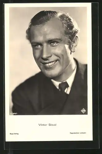 AK Schauspieler Viktor Staal lächelnd im Anzug porträtiert