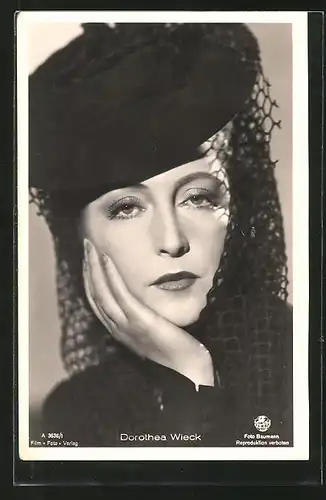 AK Schauspielerin Dorothey Wieck mit Hut posierend