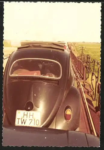 Fotografie Auto VW Käfer, Volkswagen PKW mit Faltdach auf einem Autozug