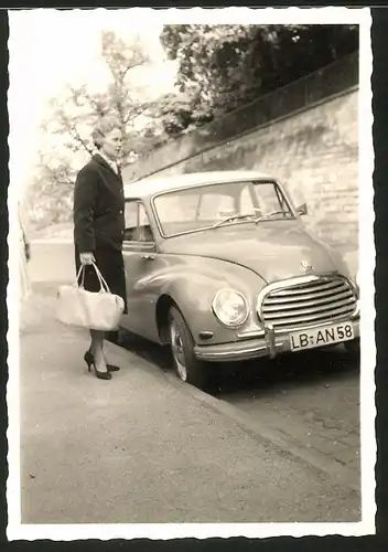 Fotografie Auto DKW, Hausfrau mit Handtasche steht neben PKW