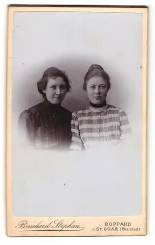 Fotografie Bernhard Stephan, Boppard, St. Goar, Brustportrait zwei junge Damen