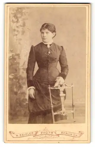 Fotografie H. Zeidler, Berlin-SW, Portrait junge Dame mit dunklem Haar