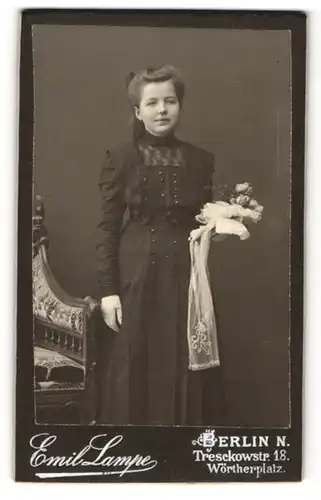 Fotografie Emil Lampe, Berlin-N, Portrait Mädchen mit zurückgebundenem Haar in schwarzem Kleid