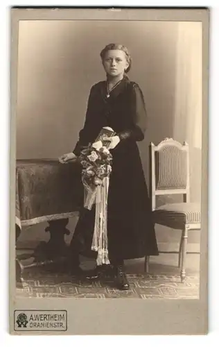 Fotografie A. Wertheim, Berlin, Portrait Mädchen in festlichem Kleid