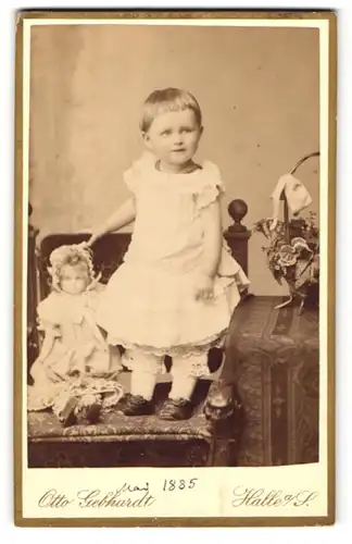 Fotografie Otto Gebhardt, Halle a/S, Portrait kleines Mädchen mit Puppe