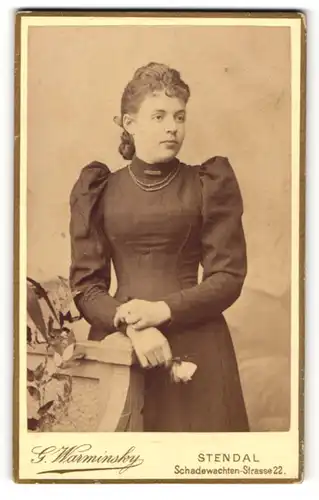 Fotografie G. Warminsky, Stendal, Portrait junge Dame in schwarzem Kleid