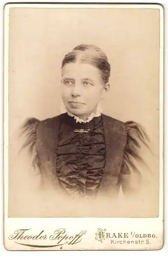 Fotografie Theodor Popoff, Brake i/Oldbg, Brustportrait Dame mit zurückgebundenem Haar