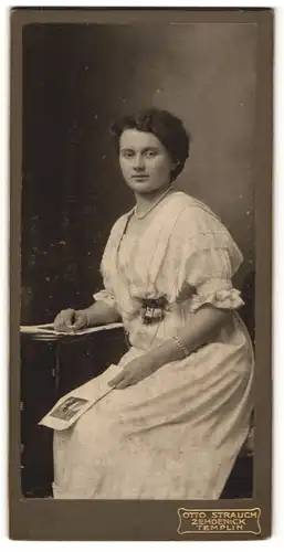 Fotografie Otto Strauch, Zehdenick, Templin, Portrait Dame in weissem Kleid