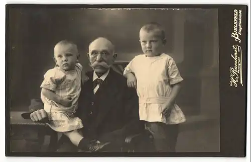 Fotografie H. Rahmorst, Bielefeld, Portrait Greis mit zwei Kleinkindern