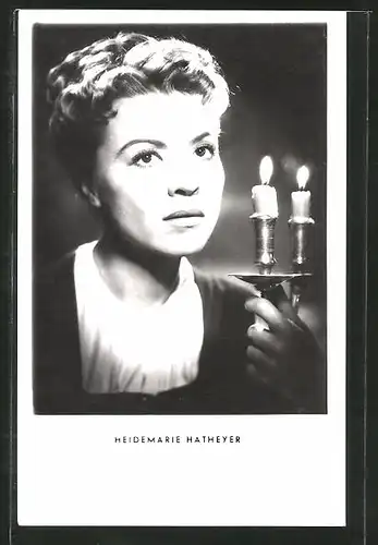 AK Schauspielerin Heidemarie Hatheyer mit Kerzenständer porträtiert