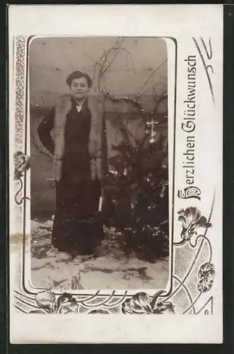 Foto-AK Junge Frau mit Pelz am Weihnachtsbaum, Passepartout mit Blumenverzierung