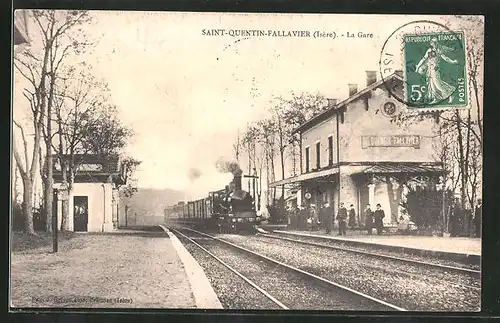 AK Saint-Quentin-Fallavier, la Gare, Bahnhof mit einfahrendem Zug