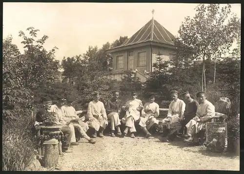 Fotografie 1.WK, Fotograf unbekannt, Ansicht Asfeld, Lazarett, verwundete Soldaten sitzen im Hof