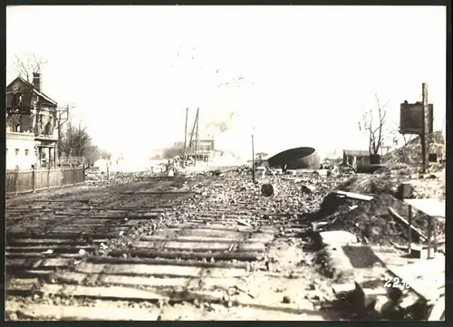 Fotografie 1.WK, Fotograf unbekannt, Ansicht Chauny, Beschuss deutscher Truppen 1917, Zerstörung & Trümmer am Bahnhof