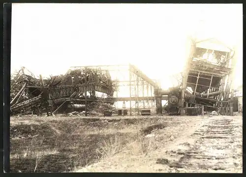 Fotografie 1.WK, Fotograf unbekannt, Ansicht Chauny, Beschuss deutscher Truppen 1917, zerstörte Industrieanlagen