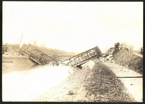 Fotografie 1.WK, Fotograf unbekannt, Ansicht Chauny, Beschuss deutscher Truppen 1917, gesprengte Brücke