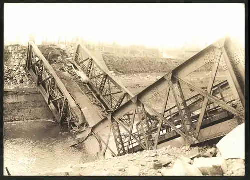 Fotografie 1.WK, Fotograf unbekannt, Ansicht Chauny, Beschuss deutscher Truppen 1917, Soldat & zerstörte Brücke