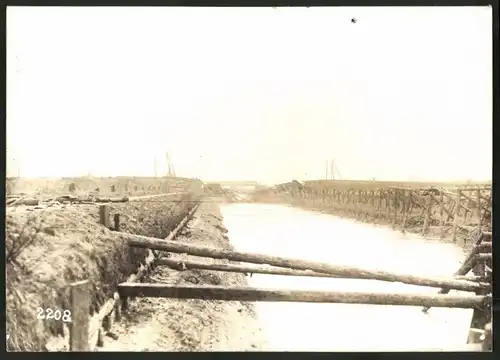 Fotografie 1.WK, Fotograf unbekannt, Ansicht Chauny, Beschuss deutscher Truppen 1917, Canal de St. Quentin