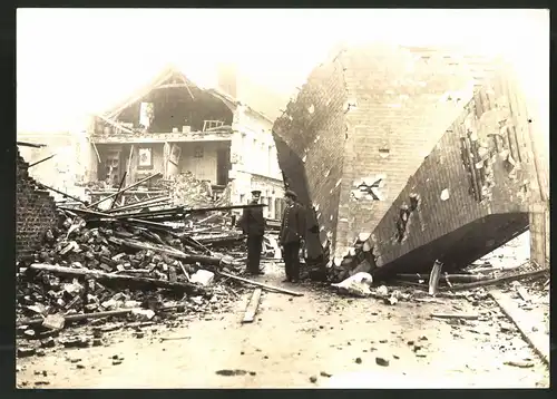 Fotografie 1.WK, Fotograf und Ort unbekannt, Kriegszerstörung, deutsche Soldaten neben Dach-Trümmer