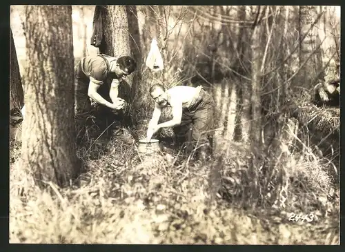Fotografie 1.WK, Fotograf und Ort unbekannt, deutsche Soldaten waschen sich an einem Fluss