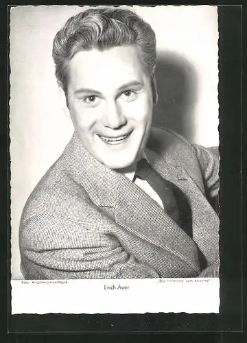 AK Schauspieler Erich Auer lächelnd im Anzug porträtiert