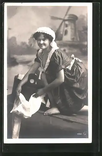 AK Waschfrau auf dem Steg vor einer Kulisse mit Windmühle