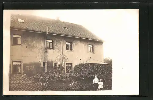 Foto-AK Döhlen, Kinder vor einem Wohnhaus