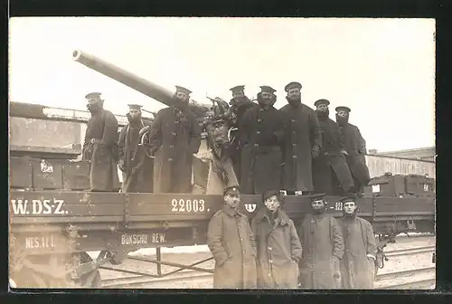 Foto-AK Matrosen mit einem Geschütz als Begleitschutz einer Militärbahn