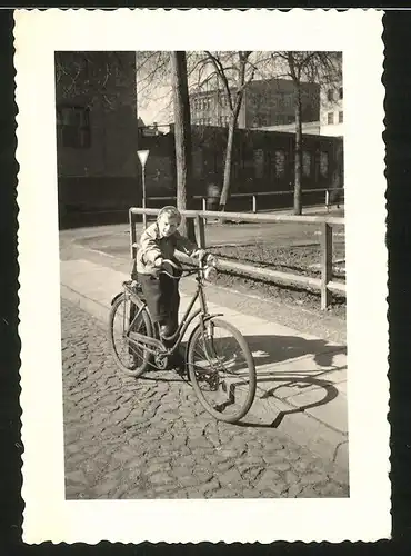 Fotografie Kothe, Görlitz, Knabe fährt mit Damen-Fahrrad