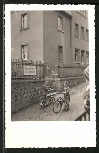 Foto-AK Seifhennersdorf, Kinder mit Roller und Fahrrad auf einer Strasse