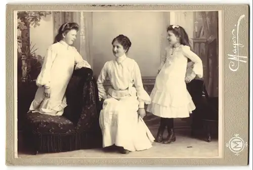 Fotografie Carlo Maier, Riva sul Garda, Portrait Dame und Töchter in weissen Kleidern
