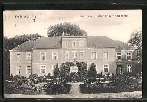 AK Fredersdorf, Schloss mit Kaiser Friedrich-Denkmal