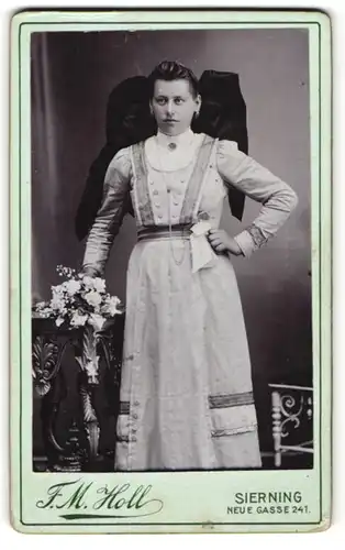 Fotografie F. M. Holl, Sierning, Portrait Trachtenmädchen mit Schmuck, Halskette & Brosche