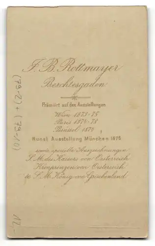 Fotografie Rottmayer, Berchtesgaden, Portrait Frau in Tracht mit Schmuck, Brosche & Ohrringe
