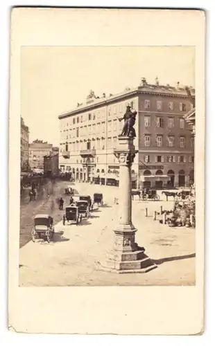 Fotografie Fotograf unbekannt, Ansicht Trieste-Triest, Marktplatz mit Denkmal