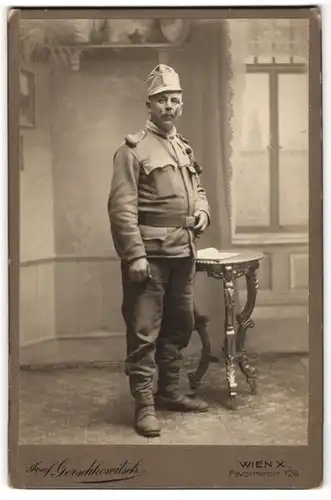 Fotografie Josef Gerskowitsch, Wien, Österr. Soldat in K.u.k. Uniform mit Schützenschnur