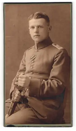 Fotografie 1.WK, Fotograf und Ort unbekannt, Leutnant in Uniform Feldgrau mit Ordenband und Säbel 1917
