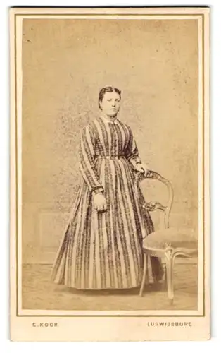 Fotografie C. Koch, Ludwigsburg, Portrait Dame im gestreiften Kleid