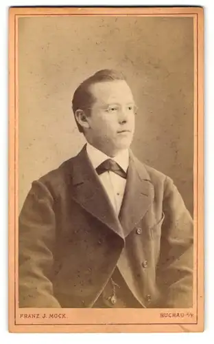 Fotografie Franz J. Mock, Buchau a. F., eleganter Herr im Anzug mit Brille