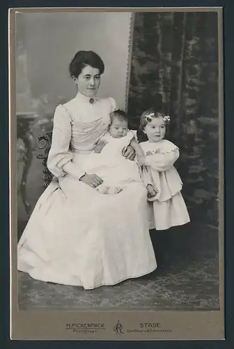 Fotografie H. Pickenpack, Stade, Portrait Mutter mit Tochter und Säugling