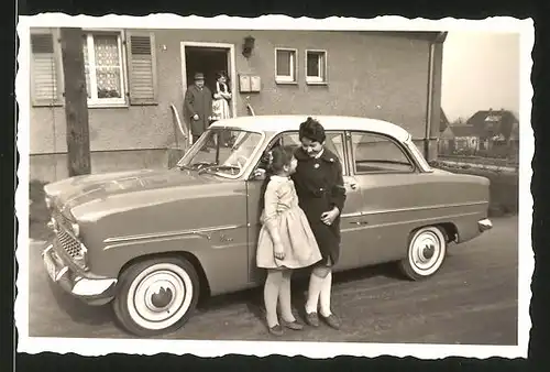 Fotografie Auto Ford Taunus 12m, Mädchen stehen neben PKW