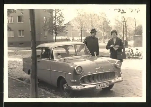 Fotografie Auto Opel Rekord, Paar neben PKW im Herbst