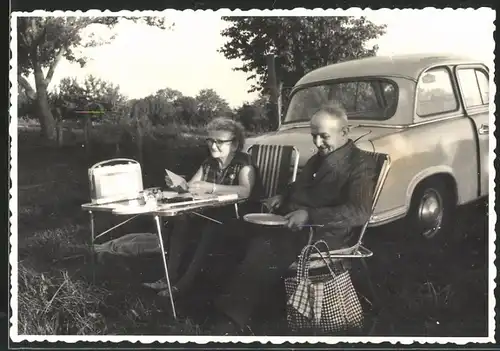 Fotografie Auto Sachsenring Trabant 600 "Trabbi", Paar beim Picknick hinterm PKW