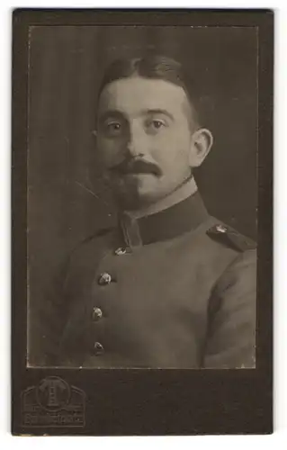 Fotografie Hermann Tietz, München, Portrait Unteroffizier in Uniform