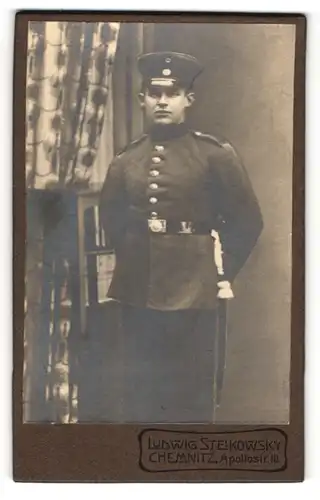 Fotografie Ludwig Steikowsky, Chemnitz, Portrait Soldat in Uniform mit Schirmmütze