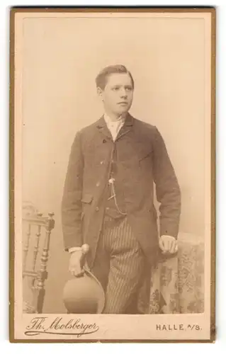 Fotografie Th. Molsberger, Halle a/S, Portrait junger Mann in Anzug