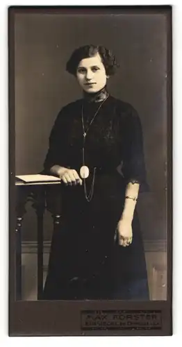 Fotografie Max Förster, Einsiedel, Portrait junge Dame in schwarzem Kleid