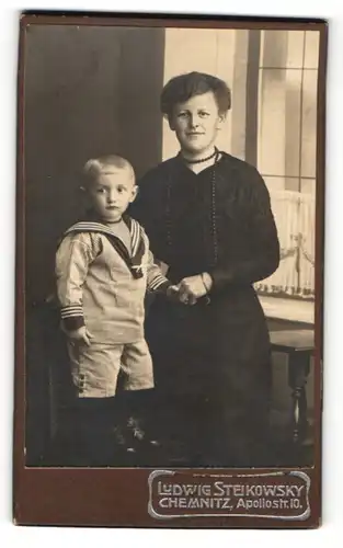 Fotografie Ludwig Steikowsky, Chemnitz, Portrait Mutter und Sohn