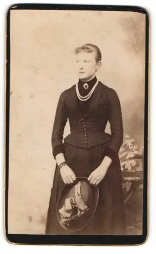 Fotografie unbekannter Fotograf und Ort, Portrait junge Dame in Kleid mit Korsett
